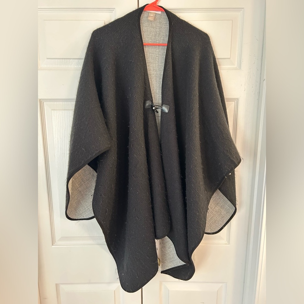 Calvin Klein Women’s Black Hook & Eye Insulated Open One Size Cape Jacket